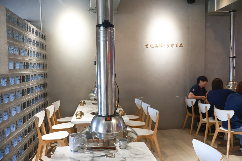 燒肉吉室 宜蘭燒肉吃到飽｜宜蘭寵物友善餐廳、狗狗鮮食餐吃到飽、炭火燒烤、桌邊撥蝦服務