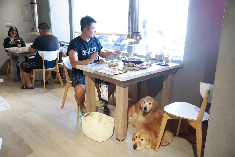 燒肉吉室 宜蘭燒肉吃到飽｜宜蘭寵物友善餐廳、狗狗鮮食餐吃到飽、炭火燒烤、桌邊撥蝦服務