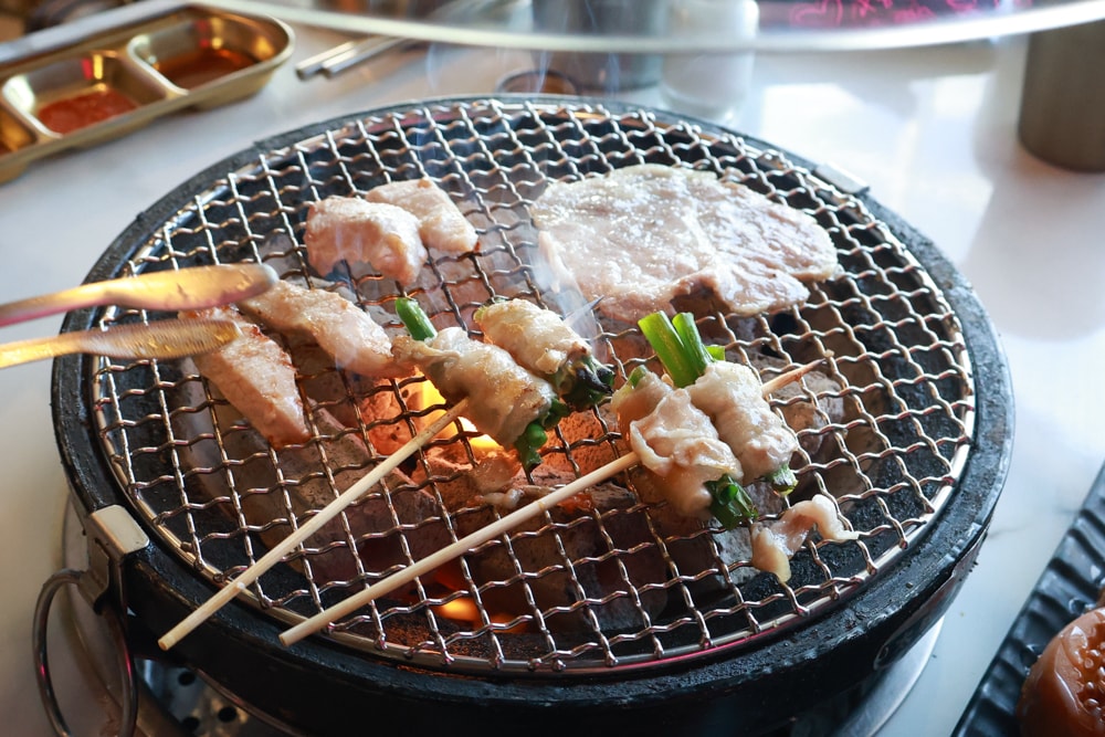 燒肉吉室 宜蘭燒肉吃到飽｜宜蘭寵物友善餐廳、狗狗鮮食餐吃到飽、炭火燒烤、桌邊撥蝦服務