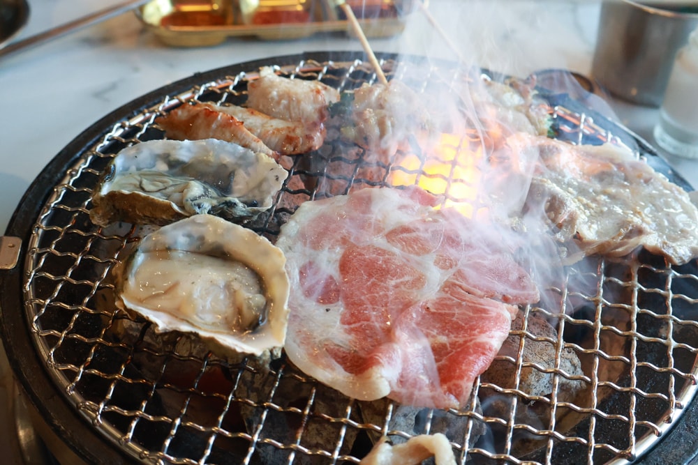 燒肉吉室 宜蘭燒肉吃到飽｜宜蘭寵物友善餐廳、狗狗鮮食餐吃到飽、炭火燒烤、桌邊撥蝦服務