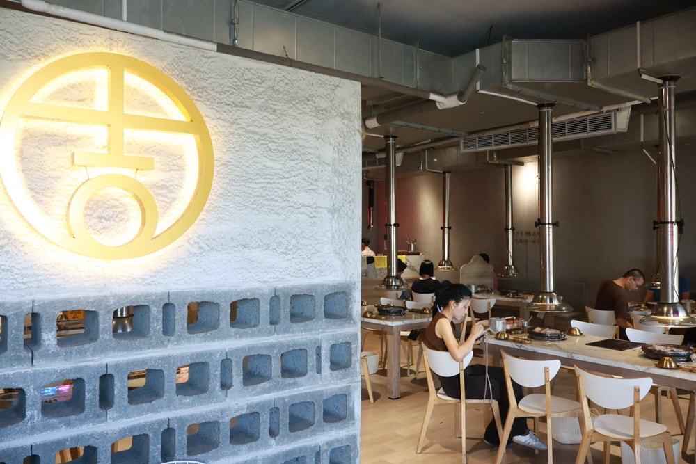 燒肉吉室 宜蘭燒肉吃到飽｜宜蘭寵物友善餐廳、狗狗鮮食餐吃到飽、炭火燒烤、桌邊撥蝦服務