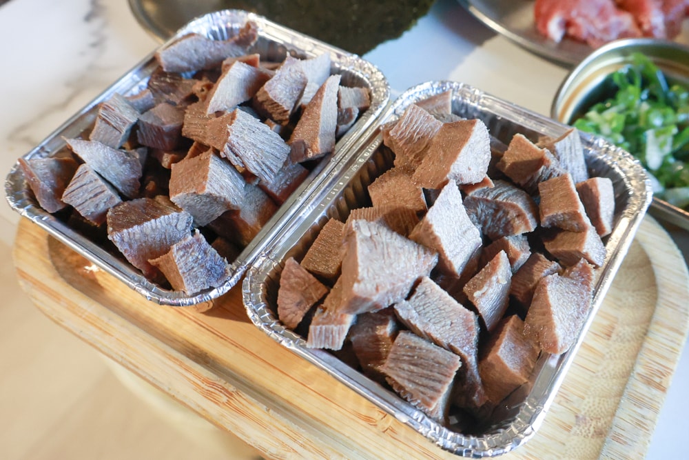 燒肉吉室 宜蘭燒肉吃到飽｜宜蘭寵物友善餐廳、狗狗鮮食餐吃到飽、炭火燒烤、桌邊撥蝦服務