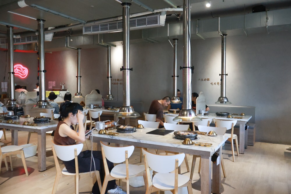 燒肉吉室 宜蘭燒肉吃到飽｜宜蘭寵物友善餐廳、狗狗鮮食餐吃到飽、炭火燒烤、桌邊撥蝦服務