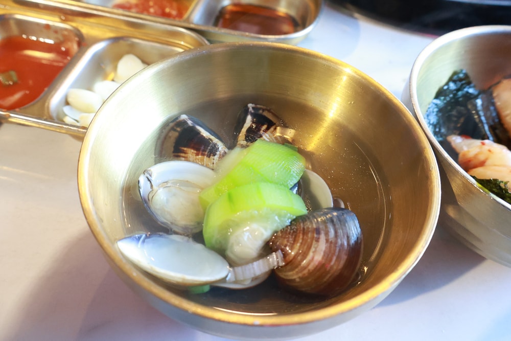 燒肉吉室 宜蘭燒肉吃到飽｜宜蘭寵物友善餐廳、狗狗鮮食餐吃到飽、炭火燒烤、桌邊撥蝦服務