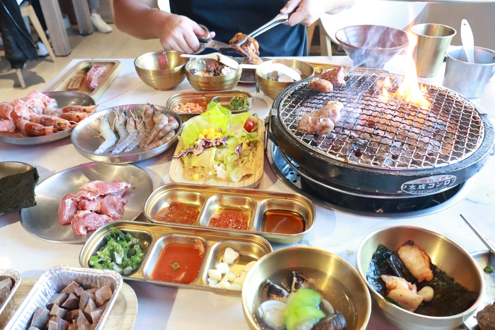 燒肉吉室 宜蘭燒肉吃到飽｜宜蘭寵物友善餐廳、狗狗鮮食餐吃到飽、炭火燒烤、桌邊撥蝦服務