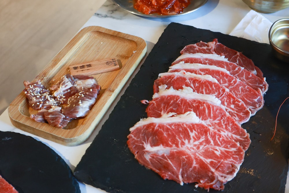 燒肉吉室 宜蘭燒肉吃到飽｜宜蘭寵物友善餐廳、狗狗鮮食餐吃到飽、炭火燒烤、桌邊撥蝦服務