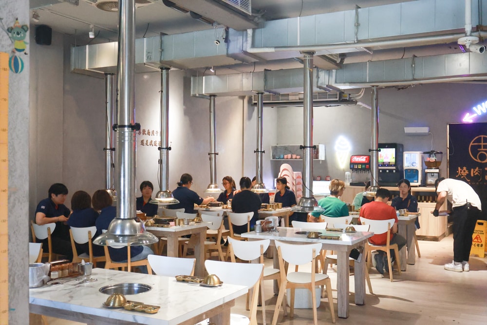 燒肉吉室 宜蘭燒肉吃到飽｜宜蘭寵物友善餐廳、狗狗鮮食餐吃到飽、炭火燒烤、桌邊撥蝦服務