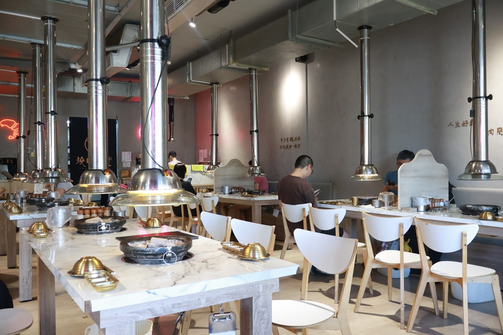 燒肉吉室 宜蘭燒肉吃到飽｜宜蘭寵物友善餐廳、狗狗鮮食餐吃到飽、炭火燒烤、桌邊撥蝦服務