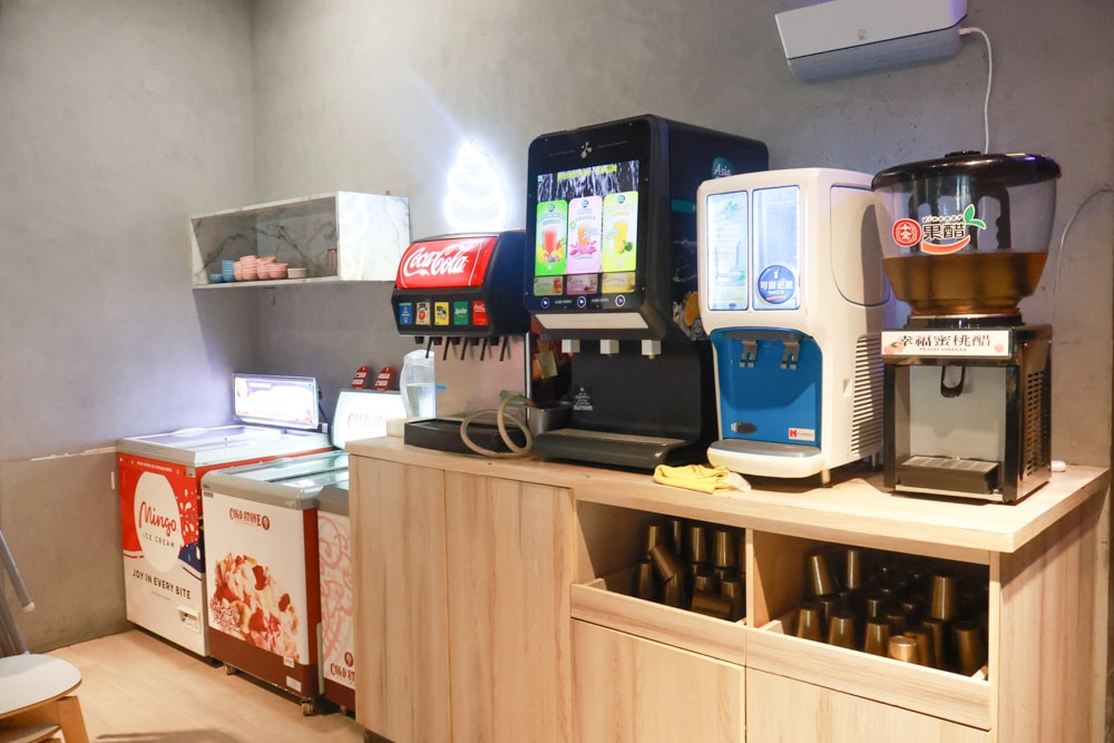 燒肉吉室 宜蘭燒肉吃到飽｜宜蘭寵物友善餐廳、狗狗鮮食餐吃到飽、炭火燒烤、桌邊撥蝦服務