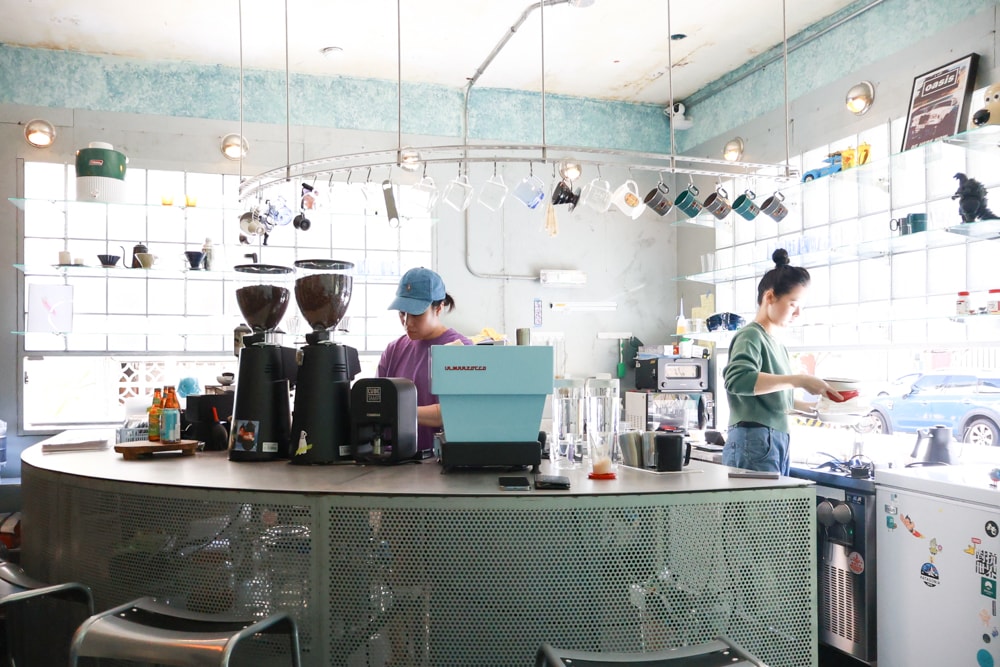 宜蘭五結美食|酷狗咖啡 KUGO CAFÉ。寵物友善餐廳、隱藏巷弄中的超酷美式塗鴉咖啡廳、美式工業風、隱藏油飯 - 第7張圖 宜蘭五結美食|酷狗咖啡 KUGO CAFÉ。寵物友善餐廳、隱藏巷弄中的超酷美式塗鴉咖啡廳、美式工業風、隱藏油飯