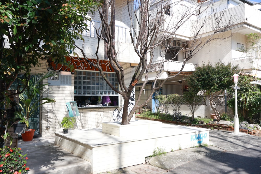 宜蘭五結美食|酷狗咖啡 KUGO CAFÉ。寵物友善餐廳、隱藏巷弄中的超酷美式塗鴉咖啡廳、美式工業風、隱藏油飯 - 第3張圖 宜蘭五結美食|酷狗咖啡 KUGO CAFÉ。寵物友善餐廳、隱藏巷弄中的超酷美式塗鴉咖啡廳、美式工業風、隱藏油飯