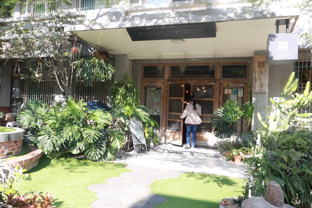 台南南區美食|漫漫弄。鹽埕老宅早午餐、台南寵物友善餐廳、森林系復古餐廳、台南老宅咖啡廳 - 第3張圖 台南南區美食|漫漫弄。鹽埕老宅早午餐、台南寵物友善餐廳、森林系復古餐廳、台南老宅咖啡廳