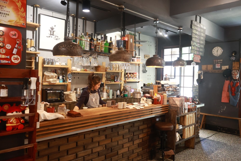 台南南區美食|漫漫弄。鹽埕老宅早午餐、台南寵物友善餐廳、森林系復古餐廳、台南老宅咖啡廳 - 第4張圖 台南南區美食|漫漫弄。鹽埕老宅早午餐、台南寵物友善餐廳、森林系復古餐廳、台南老宅咖啡廳