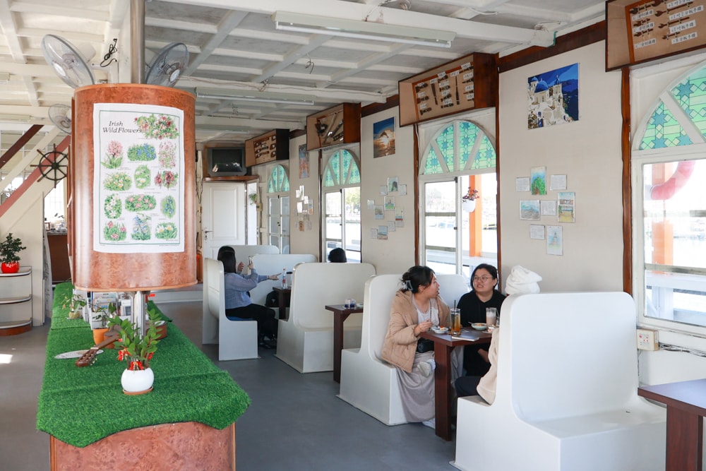 台南安平｜舫Home Cafe。舫咖啡、寵物友善餐廳、搭船喝咖啡、台南必訪、台灣第一艘船隻咖啡廳、浪漫海景一次享受！