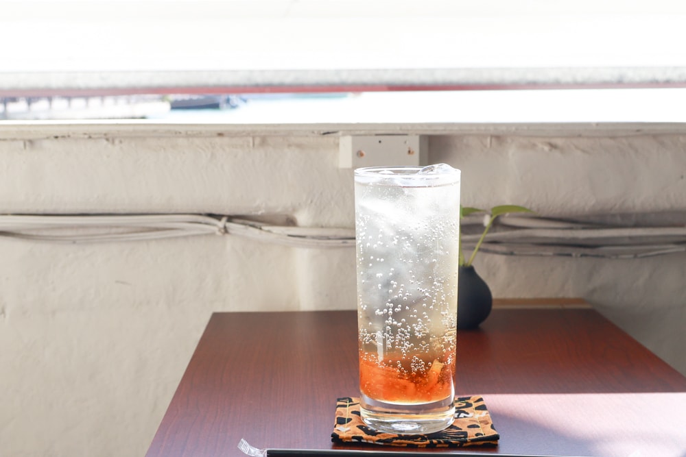 台南安平｜舫Home Cafe。舫咖啡、寵物友善餐廳、搭船喝咖啡、台南必訪、台灣第一艘船隻咖啡廳、浪漫海景一次享受！