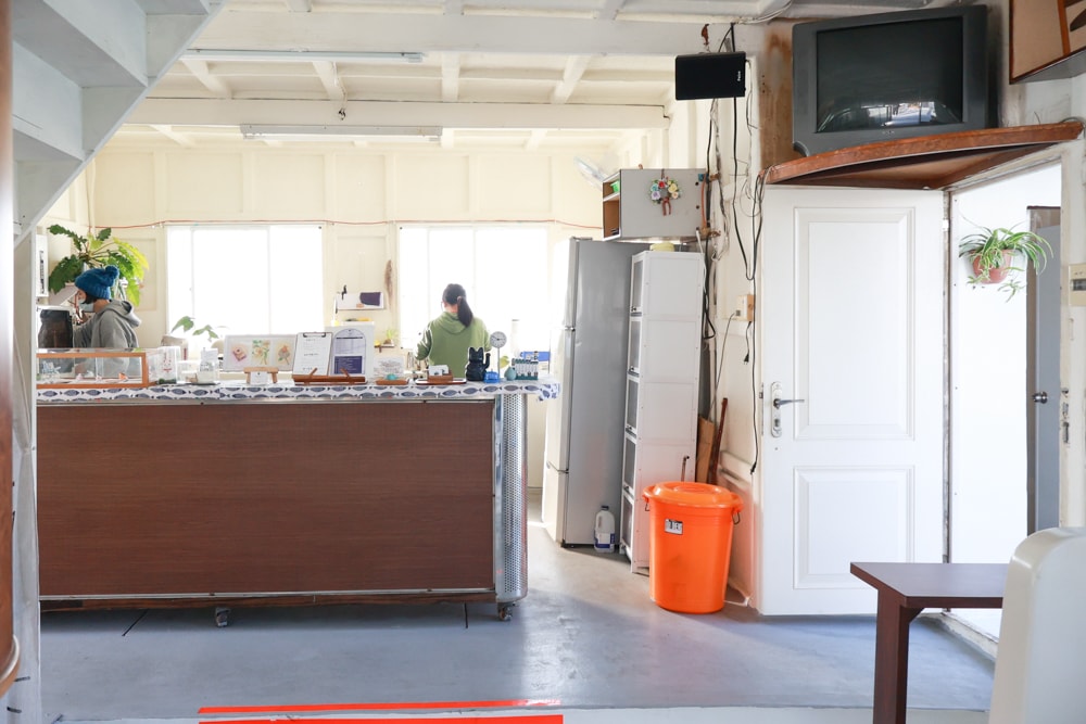 台南安平｜舫Home Cafe。舫咖啡、寵物友善餐廳、搭船喝咖啡、台南必訪、台灣第一艘船隻咖啡廳、浪漫海景一次享受！
