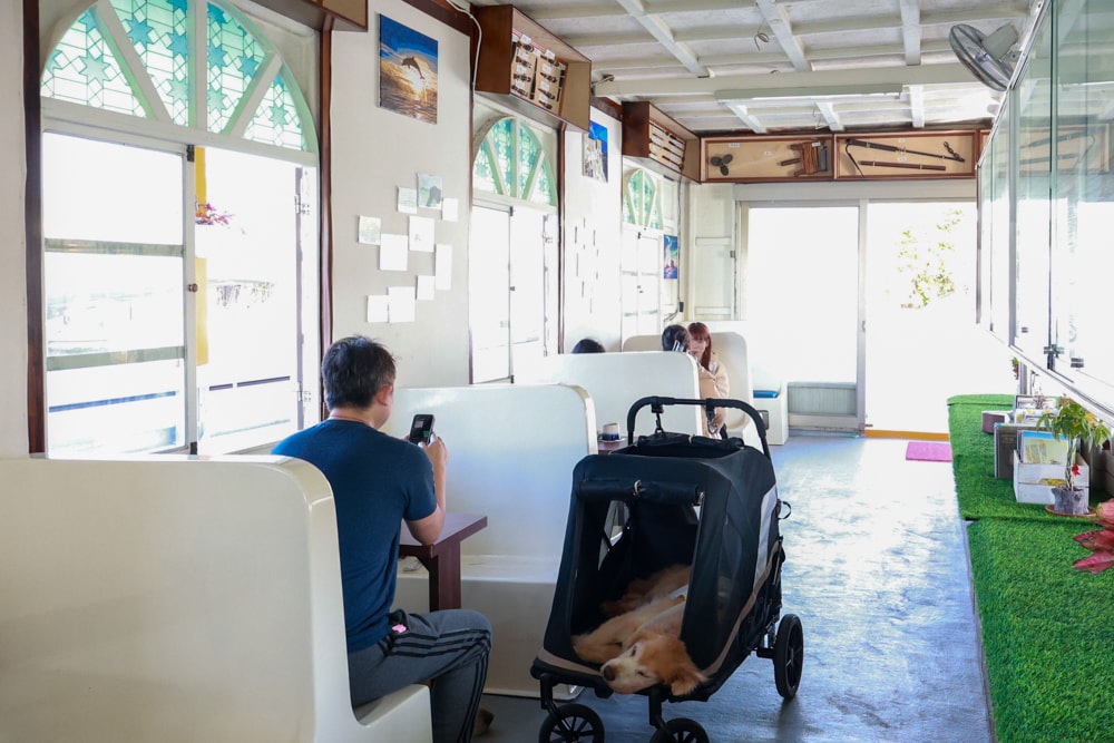 台南安平｜舫Home Cafe。舫咖啡、寵物友善餐廳、搭船喝咖啡、台南必訪、台灣第一艘船隻咖啡廳、浪漫海景一次享受！
