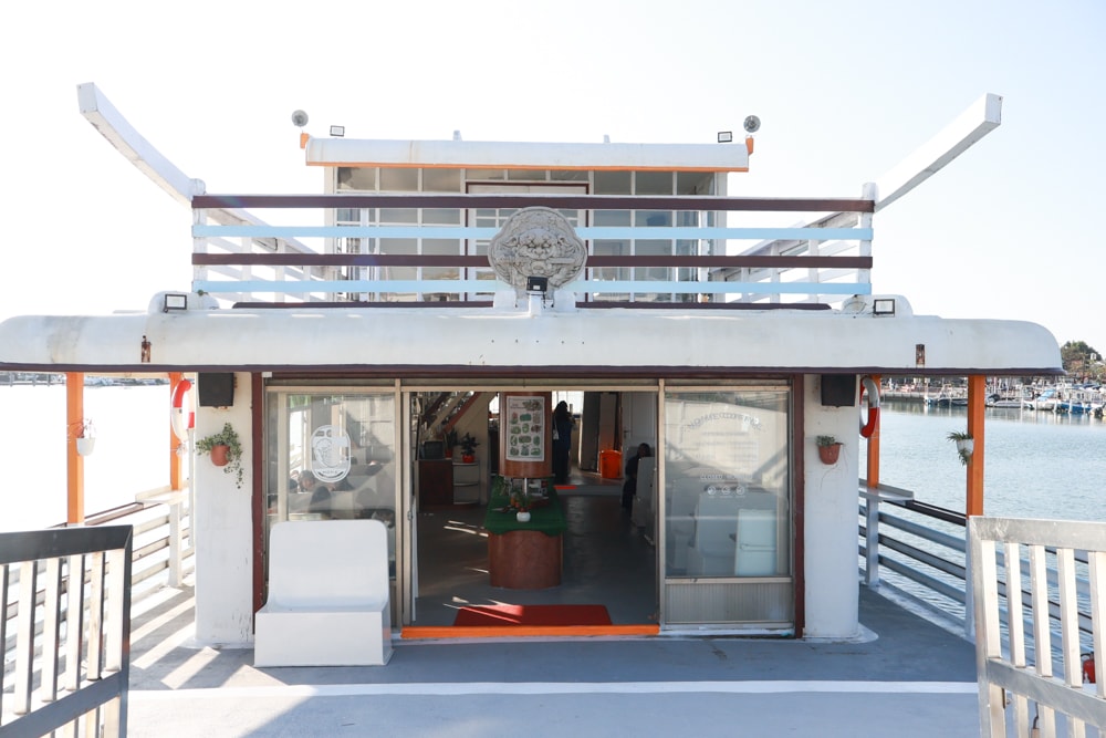 台南安平｜舫Home Cafe。舫咖啡、寵物友善餐廳、搭船喝咖啡、台南必訪、台灣第一艘船隻咖啡廳、浪漫海景一次享受！
