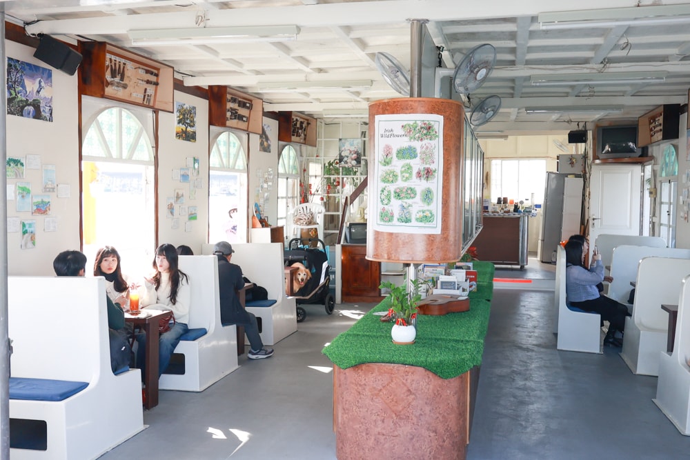 台南安平｜舫Home Cafe。舫咖啡、寵物友善餐廳、搭船喝咖啡、台南必訪、台灣第一艘船隻咖啡廳、浪漫海景一次享受！
