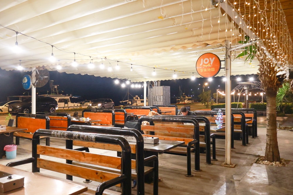 台南安平美食｜請上桌戶外海景海鮮燒烤餐廳。寵物友善餐廳、台南安平港灣旁邊、熱炒燒烤、自動烤肉串燒