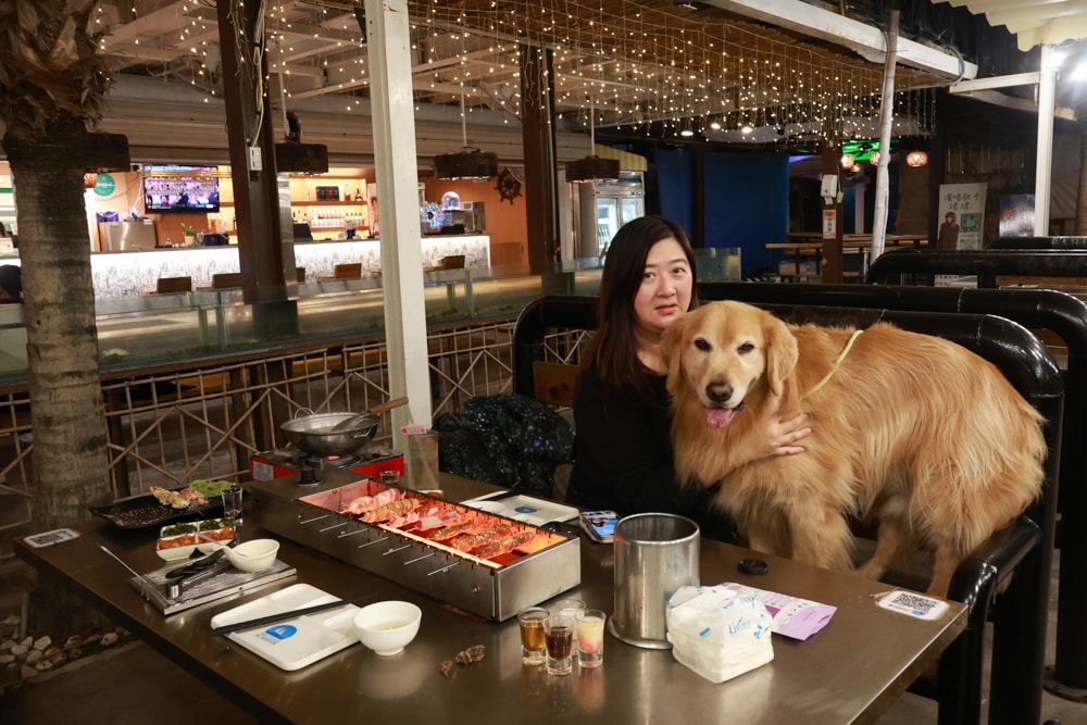 台南安平美食｜請上桌戶外海景海鮮燒烤餐廳。寵物友善餐廳、台南安平港灣旁邊、熱炒燒烤、自動烤肉串燒