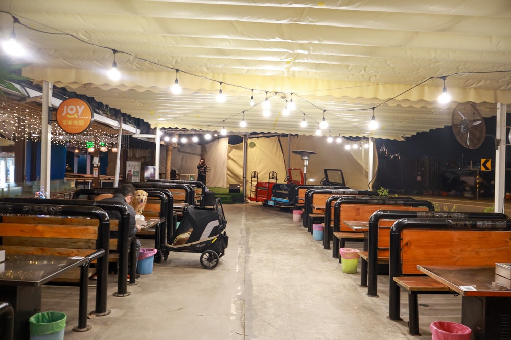台南安平美食｜請上桌戶外海景海鮮燒烤餐廳。寵物友善餐廳、台南安平港灣旁邊、熱炒燒烤、自動烤肉串燒