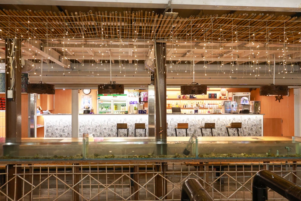 台南安平美食｜請上桌戶外海景海鮮燒烤餐廳。寵物友善餐廳、台南安平港灣旁邊、熱炒燒烤、自動烤肉串燒