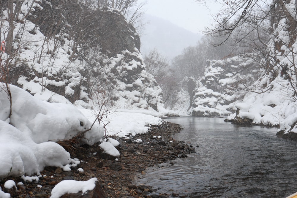 北海道札幌冬季隱藏景點｜定山溪賞雪漂流。欣賞銀白秘境、絕美雪景！玩雪+探險+美景一次滿足！