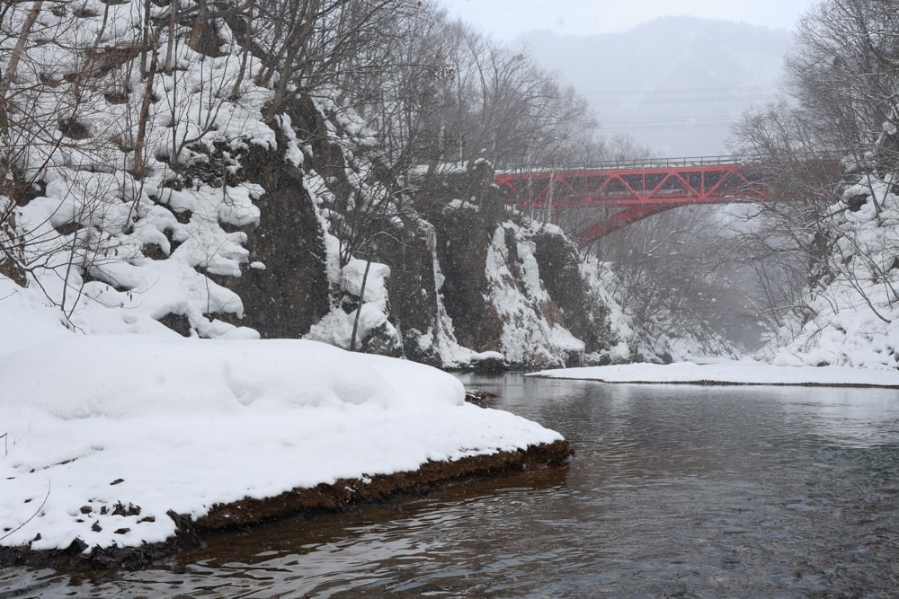 北海道札幌冬季隱藏景點｜定山溪賞雪漂流。欣賞銀白秘境、絕美雪景！玩雪+探險+美景一次滿足！