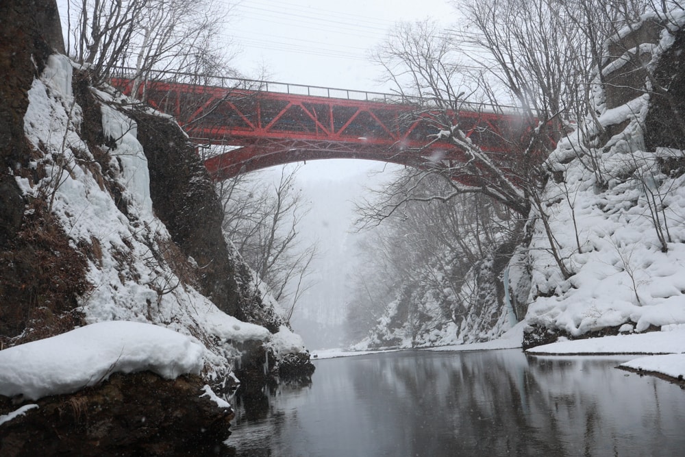 北海道札幌冬季隱藏景點｜定山溪賞雪漂流。欣賞銀白秘境、絕美雪景！玩雪+探險+美景一次滿足！