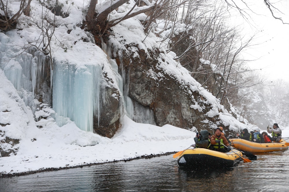 北海道札幌冬季隱藏景點｜定山溪賞雪漂流。欣賞銀白秘境、絕美雪景！玩雪+探險+美景一次滿足！
