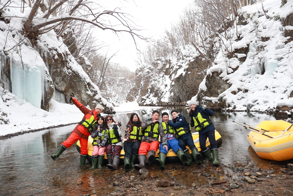 北海道札幌冬季隱藏景點｜定山溪賞雪漂流。欣賞銀白秘境、絕美雪景！玩雪+探險+美景一次滿足！