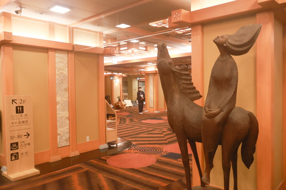 北海道阿寒湖飯店推薦｜阿寒遊久之里鶴雅。泡湯、美食與湖光山色的完美結合、一泊二食、溫泉旅館