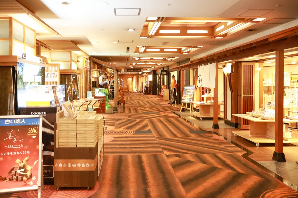 北海道阿寒湖飯店推薦｜阿寒遊久之里鶴雅。泡湯、美食與湖光山色的完美結合、一泊二食、溫泉旅館