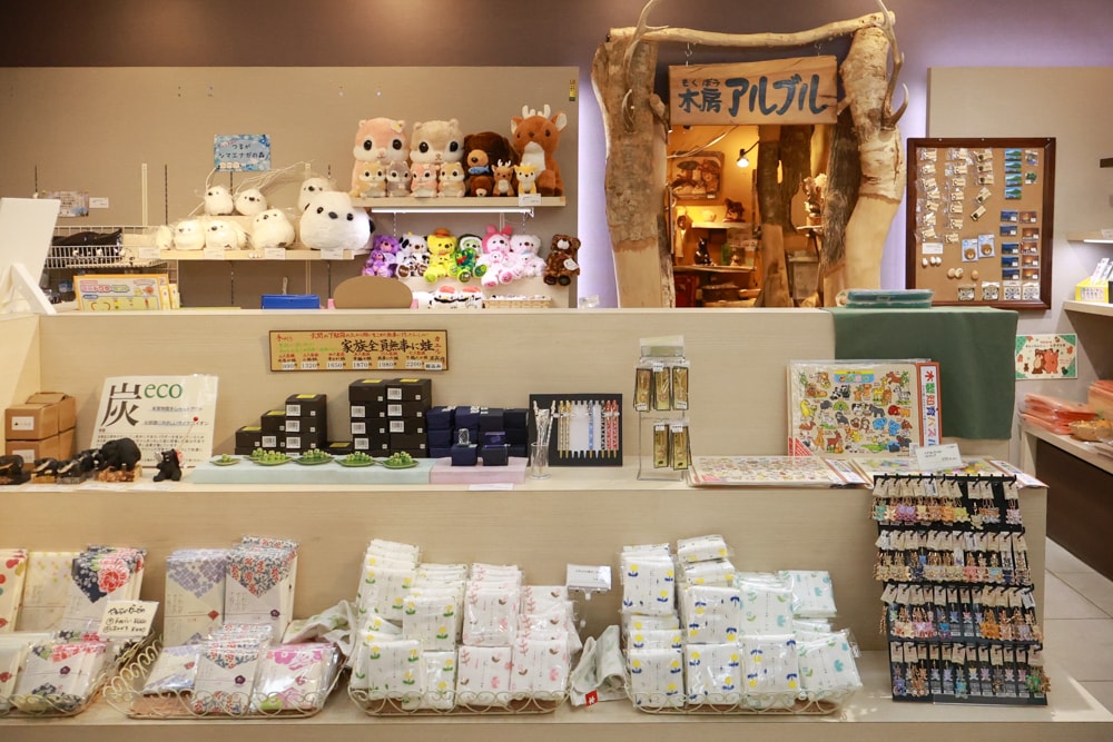 北海道阿寒湖飯店推薦｜阿寒遊久之里鶴雅。泡湯、美食與湖光山色的完美結合、一泊二食、溫泉旅館