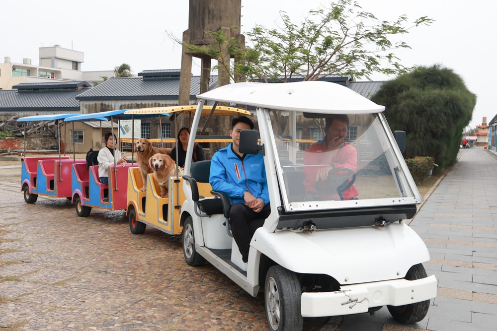 台南寵物友善景點｜北門洗滌鹽工場一日遊攻略。帶毛孩搭遊園車、奔跑草地、探索鹽鄉文化！