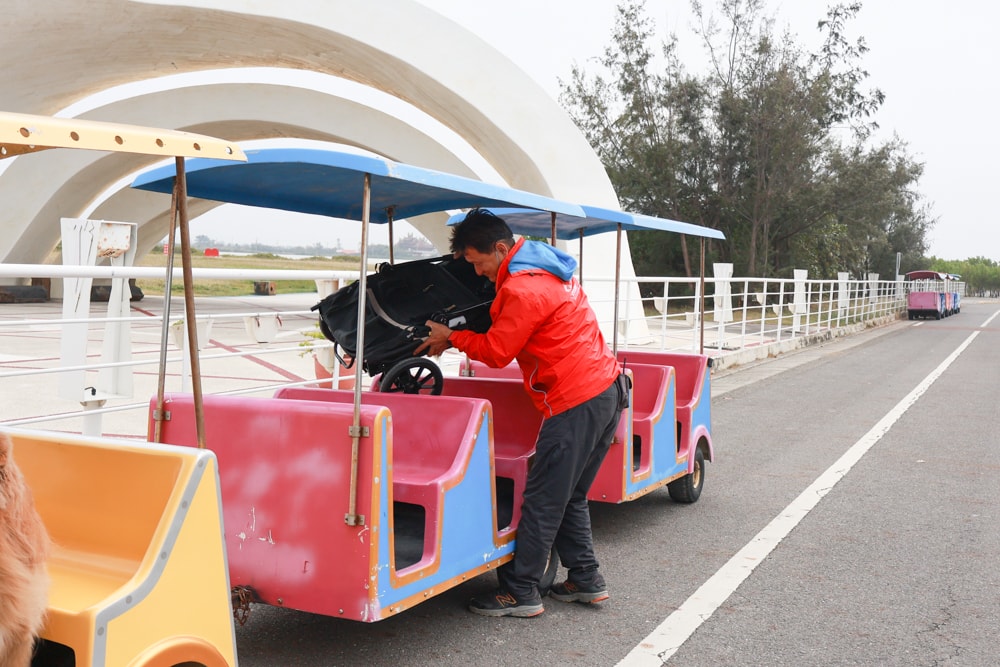 台南寵物友善景點｜北門洗滌鹽工場一日遊攻略。帶毛孩搭遊園車、奔跑草地、探索鹽鄉文化！