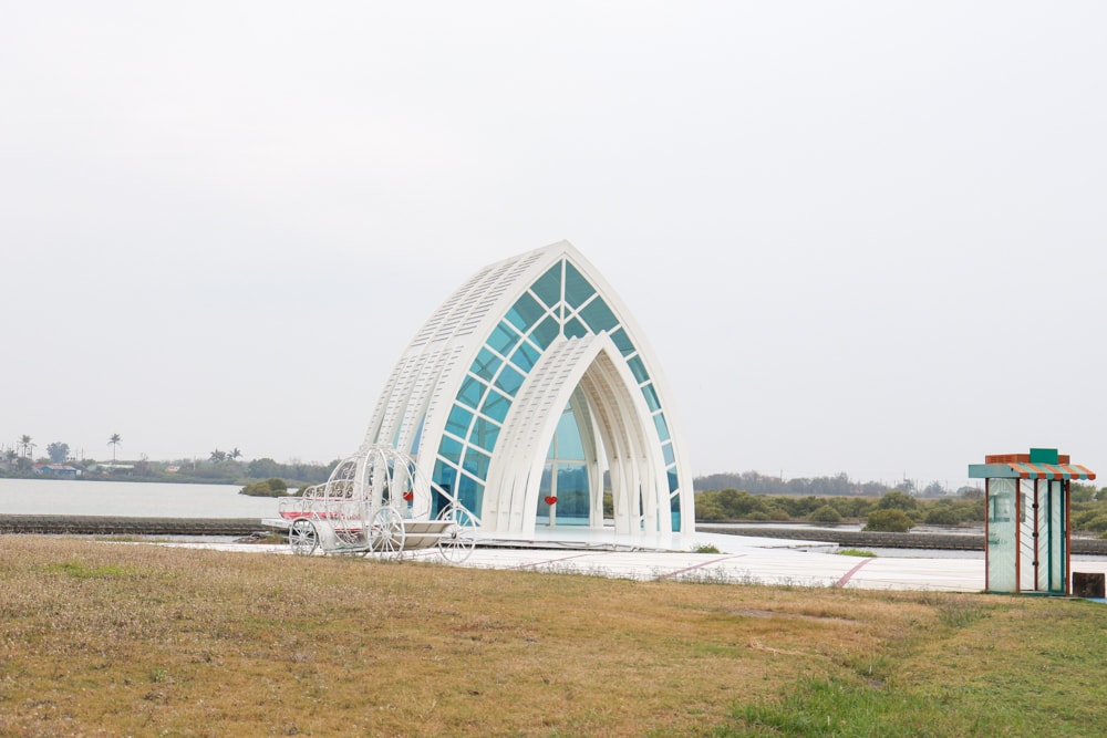 台南寵物友善景點｜北門洗滌鹽工場一日遊攻略。帶毛孩搭遊園車、奔跑草地、探索鹽鄉文化！