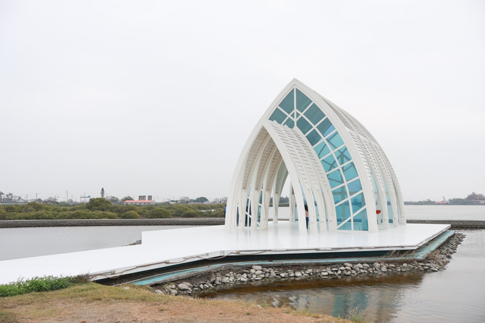 台南寵物友善景點｜北門洗滌鹽工場一日遊攻略。帶毛孩搭遊園車、奔跑草地、探索鹽鄉文化！