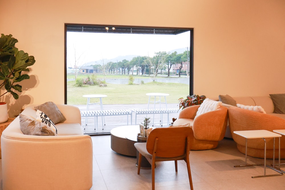 宜蘭三星美食｜無名糧倉 Sem Nome Celeiro。純白北歐風質感咖啡廳，大片落地窗、田園景觀＋美味餐點、寵物友善！