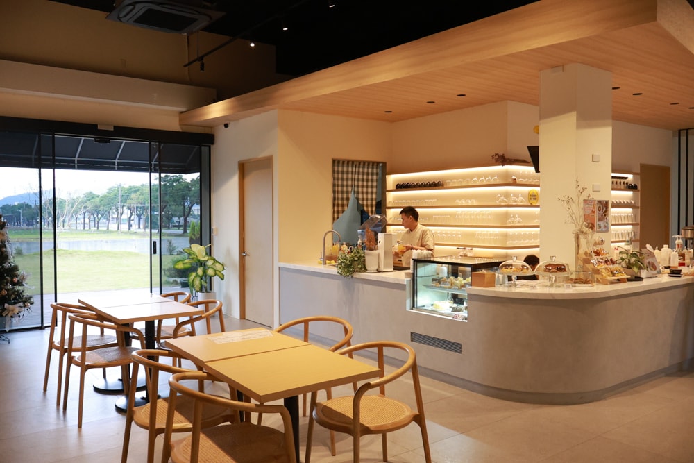 宜蘭三星美食｜無名糧倉 Sem Nome Celeiro。純白北歐風質感咖啡廳，大片落地窗、田園景觀＋美味餐點、寵物友善！