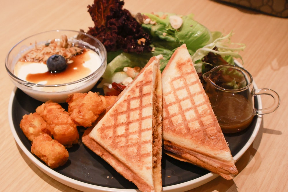 宜蘭三星美食｜無名糧倉 Sem Nome Celeiro。純白北歐風質感咖啡廳，大片落地窗、田園景觀＋美味餐點、寵物友善！