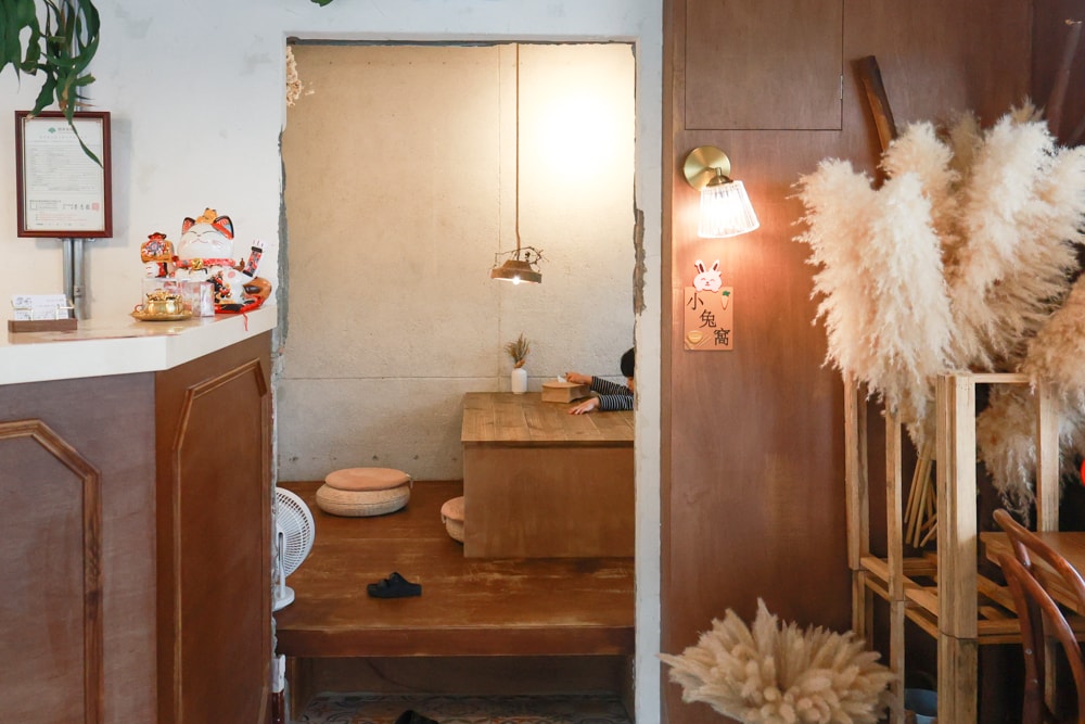 花蓮北濱美食 ｜小小兔子廚房。寵物友善＋新鮮火鍋蔬菜自助吧，必點豬肋排、花蓮寵物友善美食推薦