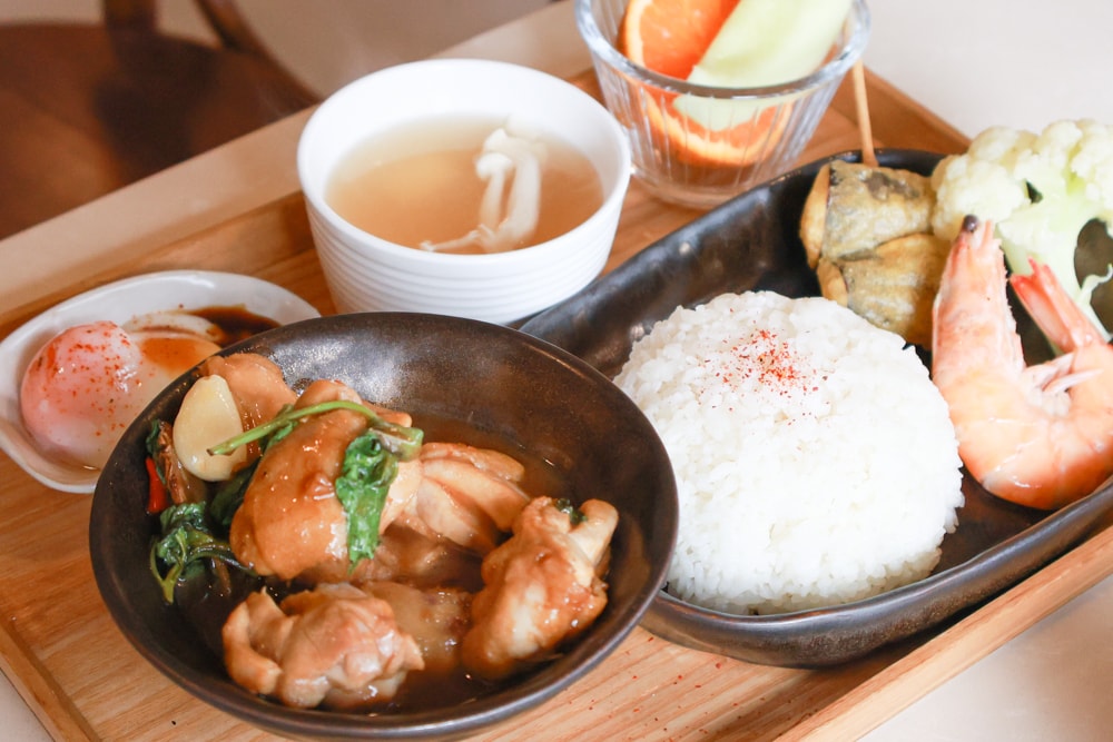 花蓮北濱美食 ｜小小兔子廚房。寵物友善＋新鮮火鍋蔬菜自助吧，必點豬肋排、花蓮寵物友善美食推薦