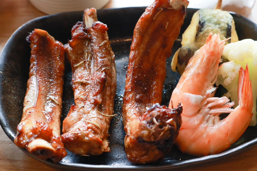 花蓮北濱美食 ｜小小兔子廚房。寵物友善＋新鮮火鍋蔬菜自助吧，必點豬肋排、花蓮寵物友善美食推薦