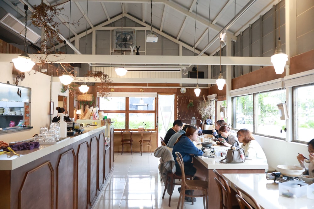 花蓮北濱美食 ｜小小兔子廚房。寵物友善＋新鮮火鍋蔬菜自助吧，必點豬肋排、花蓮寵物友善美食推薦