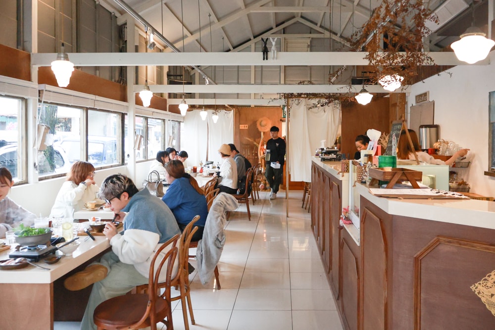 花蓮北濱美食 ｜小小兔子廚房。寵物友善＋新鮮火鍋蔬菜自助吧，必點豬肋排、花蓮寵物友善美食推薦