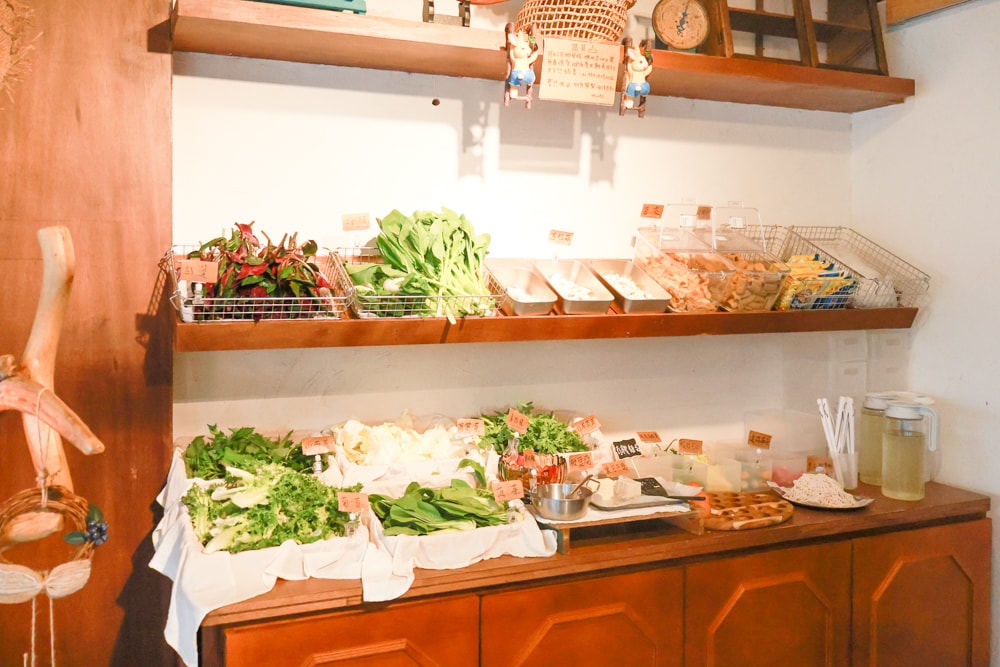 花蓮北濱美食 ｜小小兔子廚房。寵物友善＋新鮮火鍋蔬菜自助吧，必點豬肋排、花蓮寵物友善美食推薦