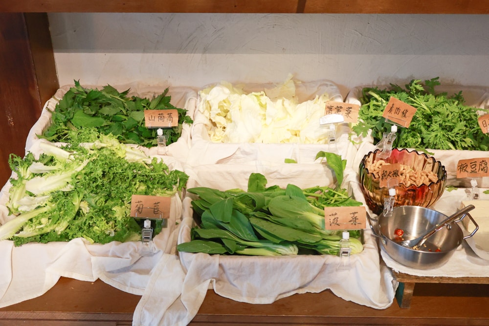 花蓮北濱美食 ｜小小兔子廚房。寵物友善＋新鮮火鍋蔬菜自助吧，必點豬肋排、花蓮寵物友善美食推薦