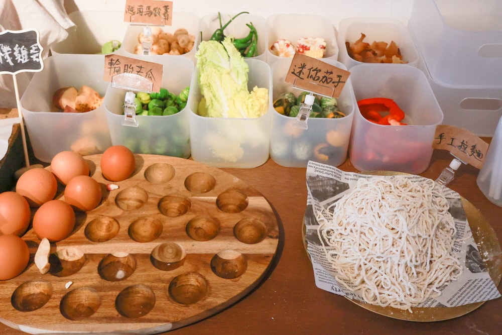 花蓮北濱美食 ｜小小兔子廚房。寵物友善＋新鮮火鍋蔬菜自助吧，必點豬肋排、花蓮寵物友善美食推薦